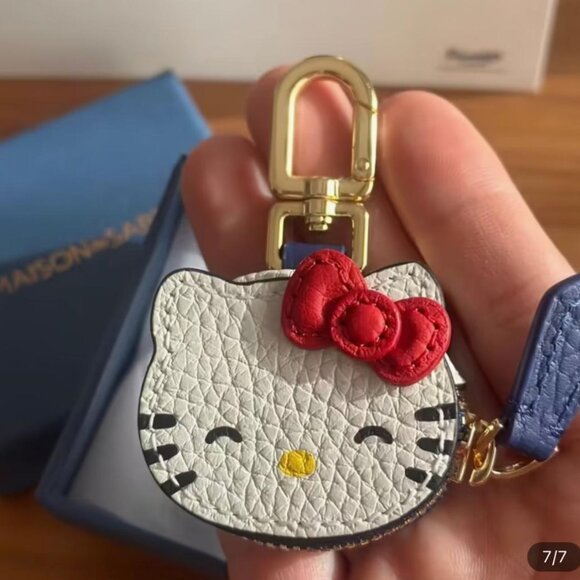 NEW - HELLO KITTY FAUX LEATHER MINI STORAGE HAEDPHONE/COIN PURSE FULL ZIP - Picture 4 of 4